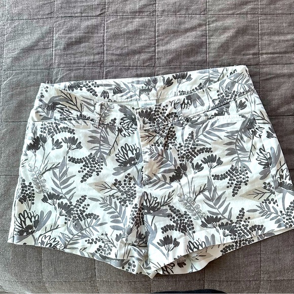 Old Navy-pixie short, floral pattern in gray - Picture 1 of 6